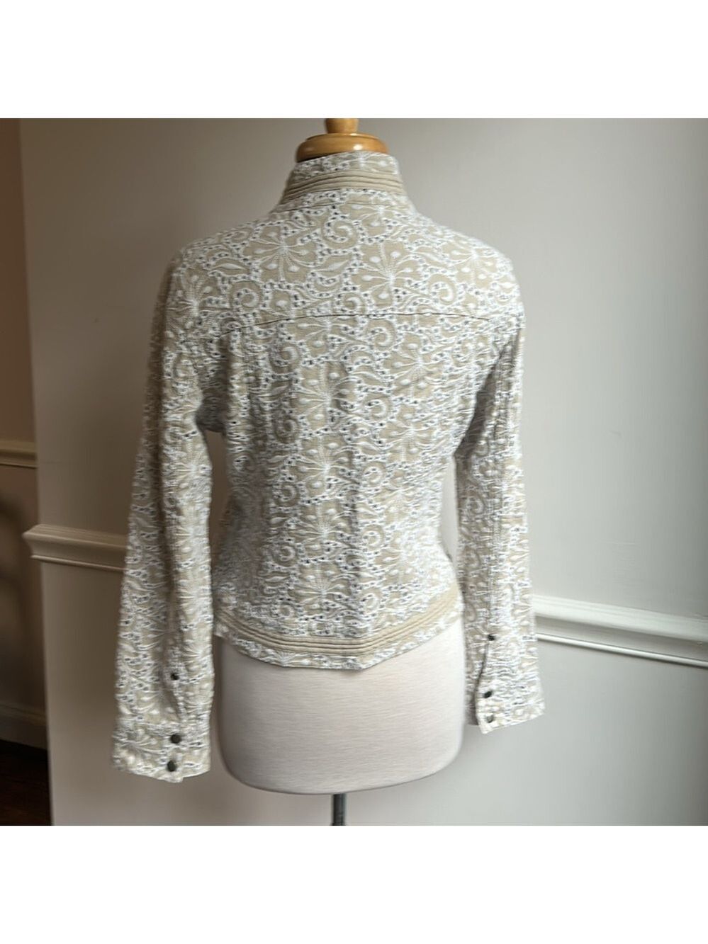 Chico's linen cream tan all over embroidered jacket tab collar Size 1 EUC - Picture 5 of 7